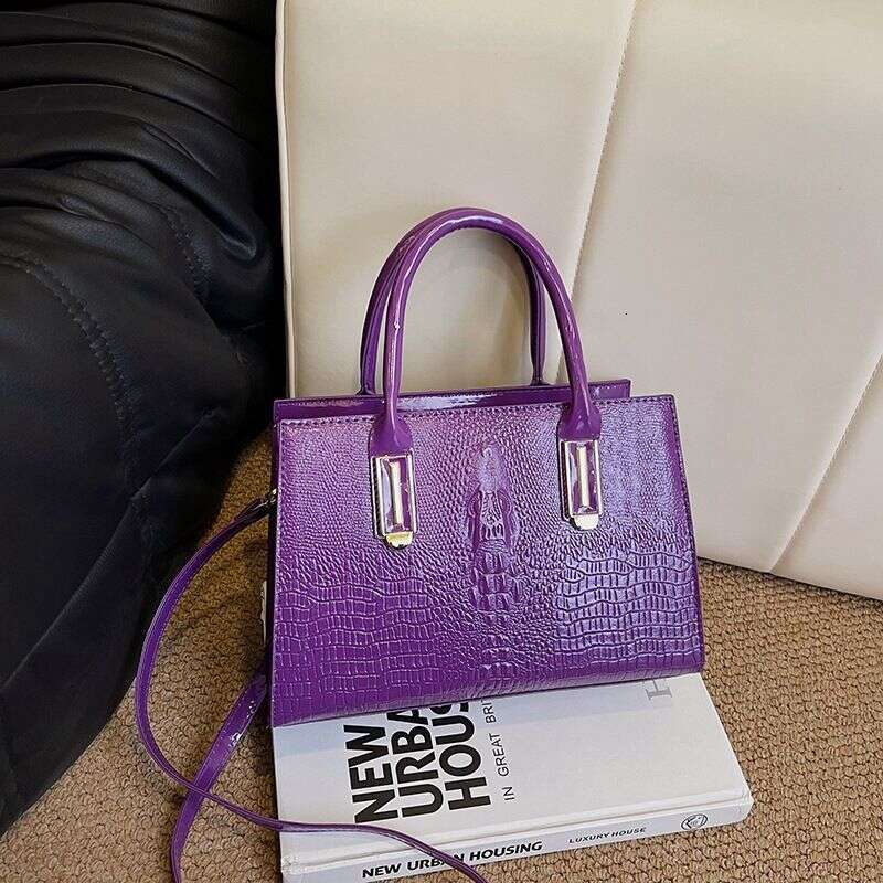 Urban elegant small square for women, fashionable and atmospheric one-shoulder hand-held texture, cross-border this year's new trendy women'