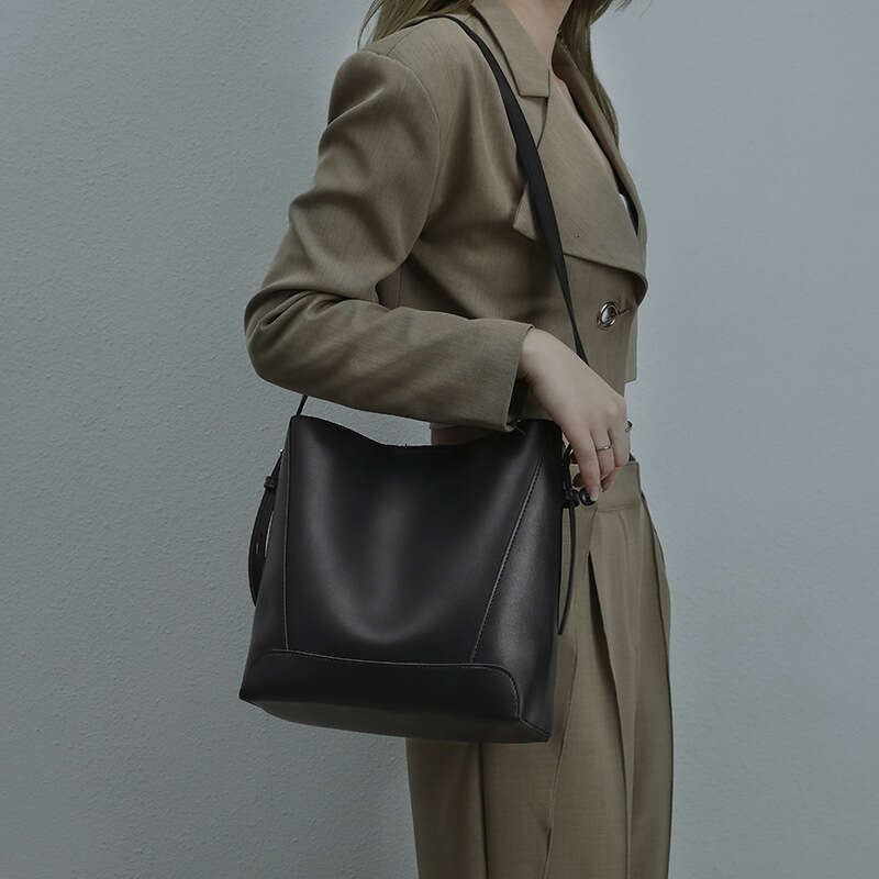 2025 Summer New Women's Bags Designer Women Large Capacity Bucket Single Shoulder Versatile Crossbody Bag