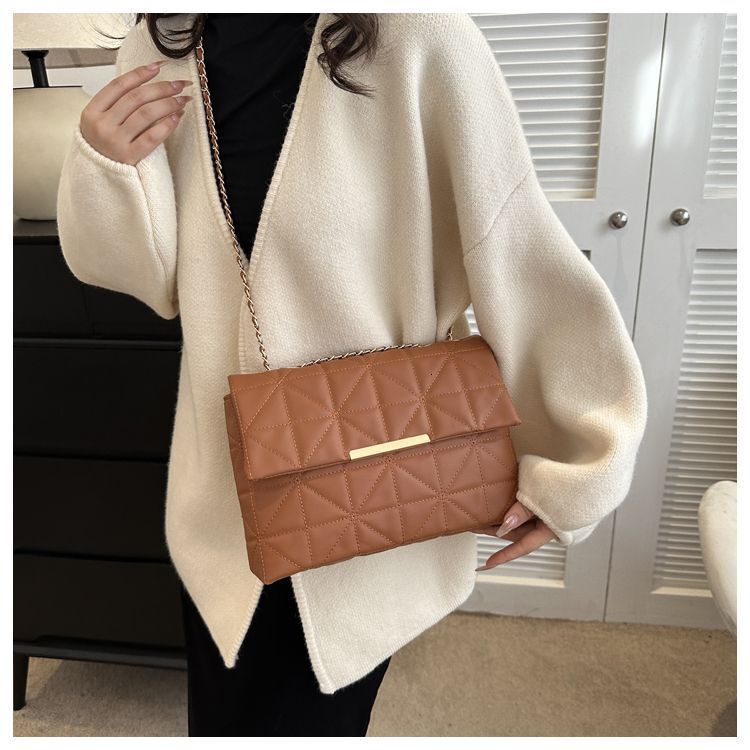 2025 new designer single shoulder crossbody bag with fashionable texture and quilted chain bag
