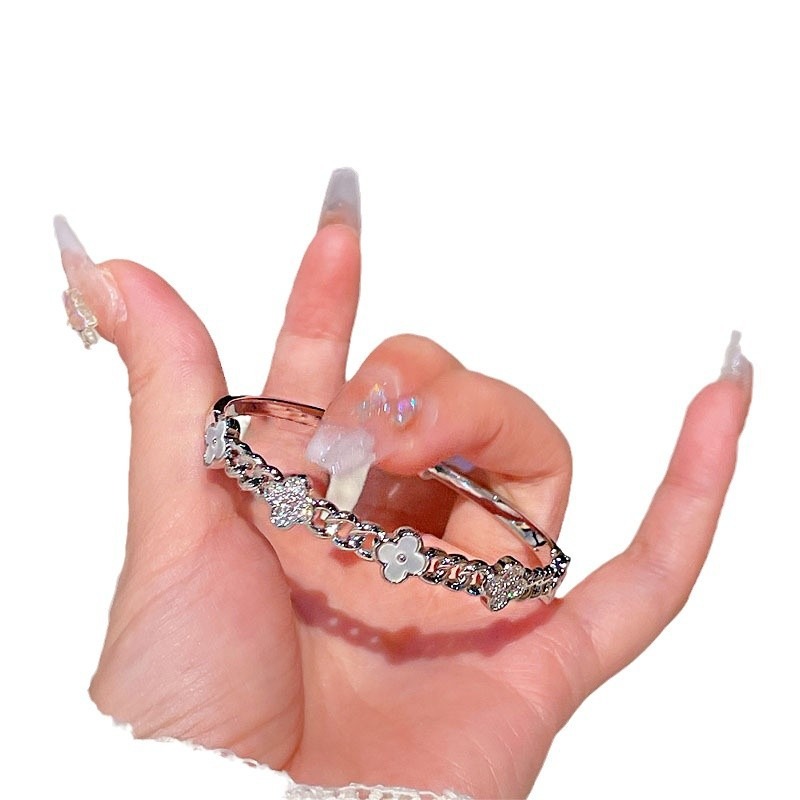 Chic Floral Motif Accessory: Elegant Zirconium Charm for Sophisticated Elegance