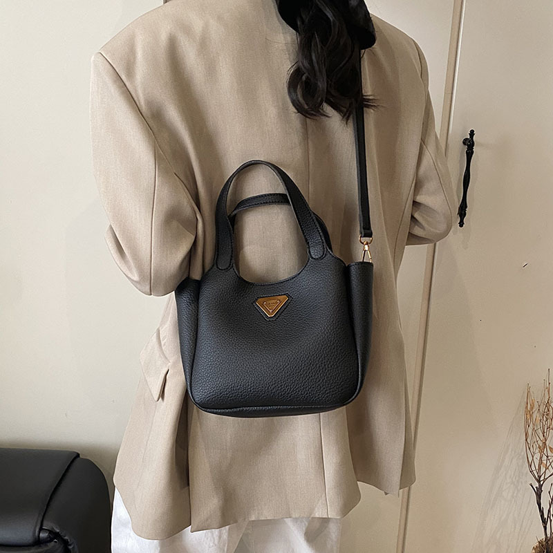 Urban Minimalist Women's Retro Bucket Bag Free Shipping Designer Large Capacity New Handbag Versatile Niche Single Shoulder Crossbody Bag Casual 