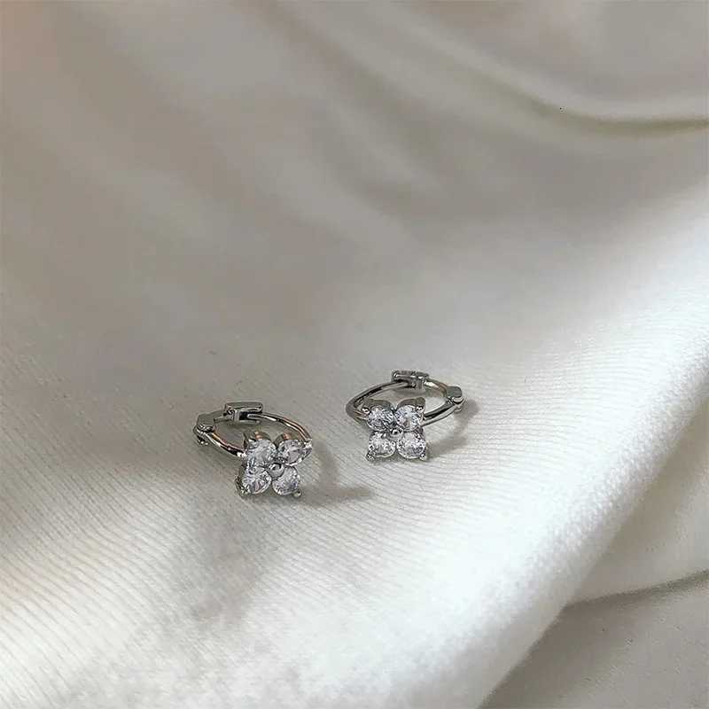 Tren Cute Sweet Hollow Heart Zircon Hoop Earring For Women Classic Shiny Stud Earrings Fashion Small Ear Buckle Female Jewelry XJ250814