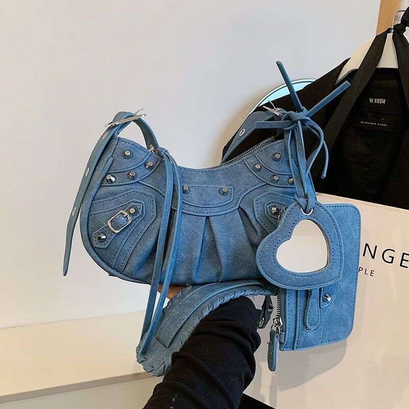 Light , High-End Armpit Pleated Crescent Women's Shoulder Bags, European And American Retro Rivet Motorcycle Bags