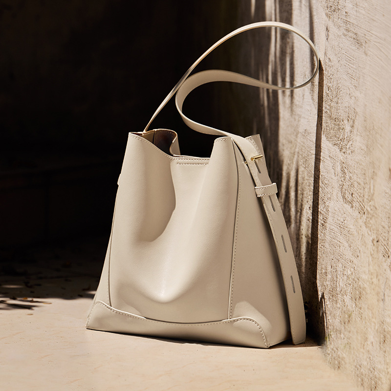 2025 new women's crossbody bag designer single shoulder large capacity commuting bucket bag