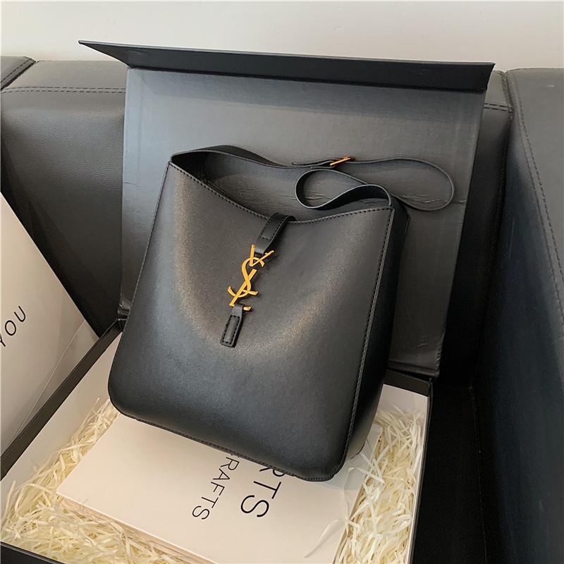 Designer Bag 2025 New Style Large Capacity Korean-style casual Versatile letter soft underarm bag Single-shoulder hand-carry women's bag Free shipping