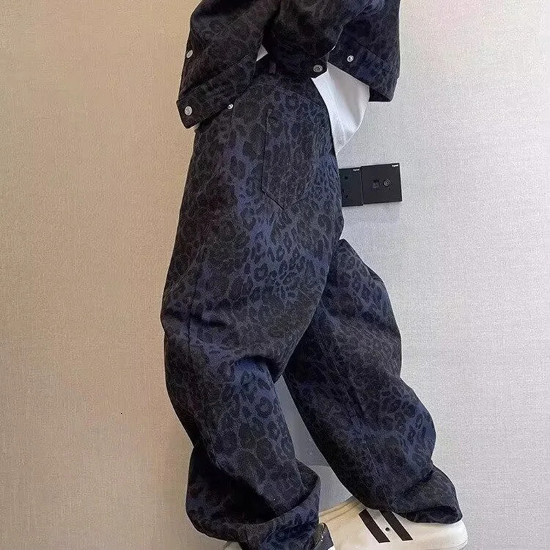 Men Loose Wide Leg Leopard Graphic Jeans Male Classic American Vintage Denim Pants Youth Daily Streetwear Denim Trousers 250813