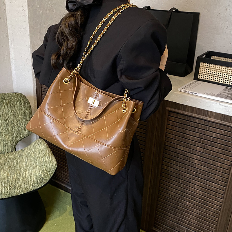 2025 New Women's Designer Handbag Simple Style Underarm Bag Large Capacity Women's Shoulder Bag High End Evening Dress Bag Money Bag Outdoor