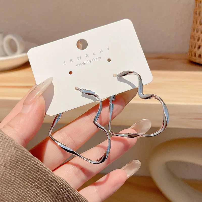 Minimalist Big Heart Hoop Earring for Women Unique Gold Color Wave Loop Ear Statement Party Jewelry Christmas Gift XJ250814