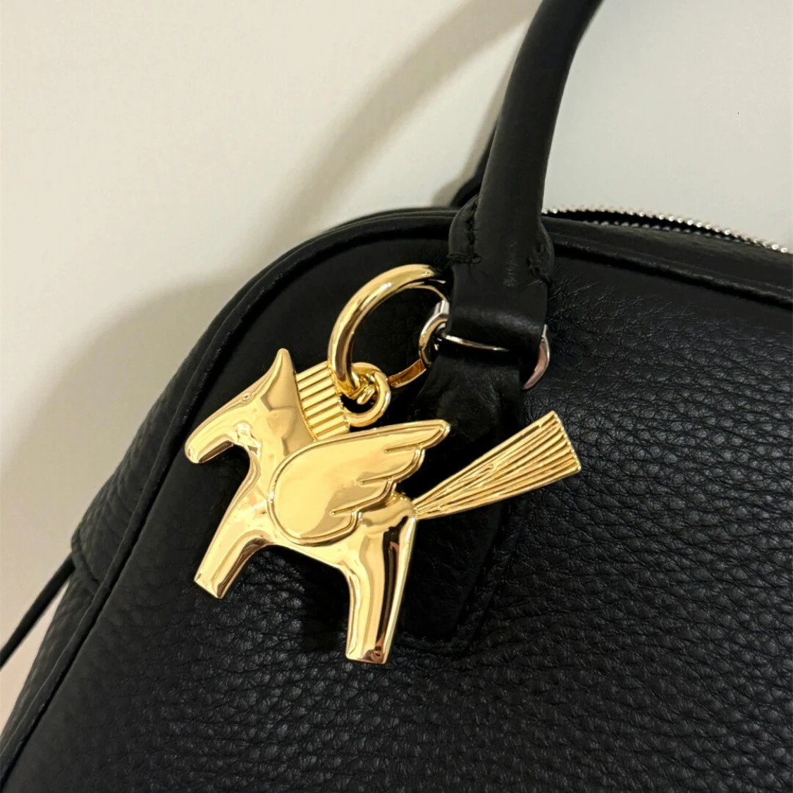 Alloy Horse Keychain Pendant for Ladies Women Bag Horse Charm Handmade Charm For H Home Bag Car Decorate Accessories Gifts 250811
