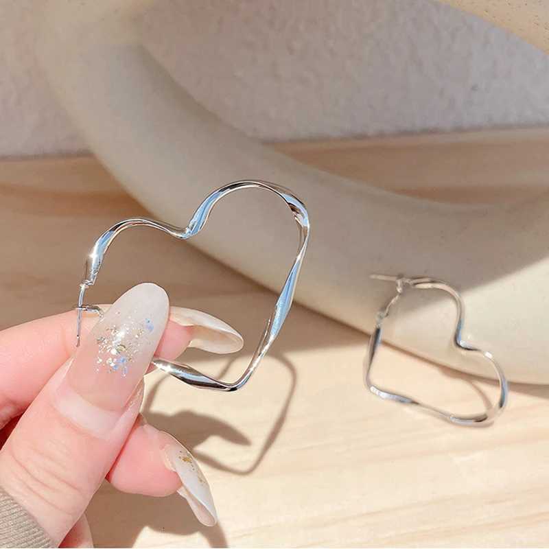 Minimalist Big Heart Hoop Earring for Women Unique Gold Color Wave Loop Ear Statement Party Jewelry Christmas Gift XJ250814