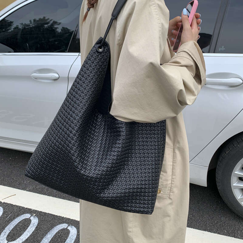 2025 Autumn New Large Capacity Underarm Trendy Fashion Commuter Woven Shoulder Versatile Tote Bag