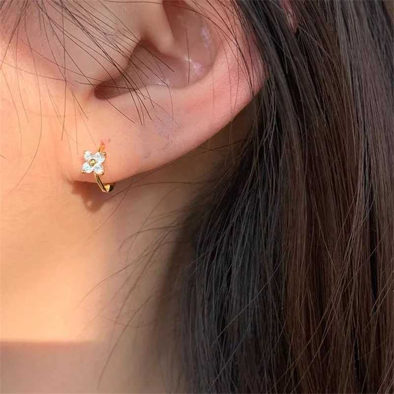 Tren Cute Sweet Hollow Heart Zircon Hoop Earring For Women Classic Shiny Stud Earrings Fashion Small Ear Buckle Female Jewelry XJ250814