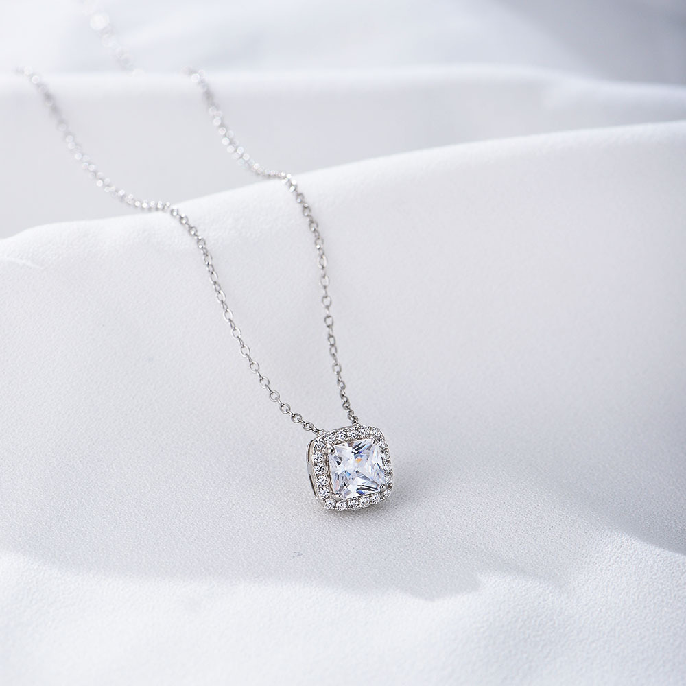 Korean Version S Pure Sier Fashion Geometric Square Zircon Necklace for Women Ins Small Collarbone Chain Simple Versatile Jewelry Jewelry for Women