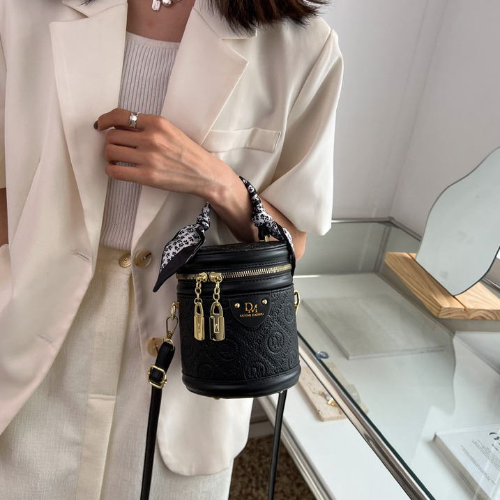 Free Shipping Luxury Bag Designer Solid Color Texture Women's Small Bag Round Bucket Bag New Fashion Niche Handbag Casual Letter Shopping Shoulde