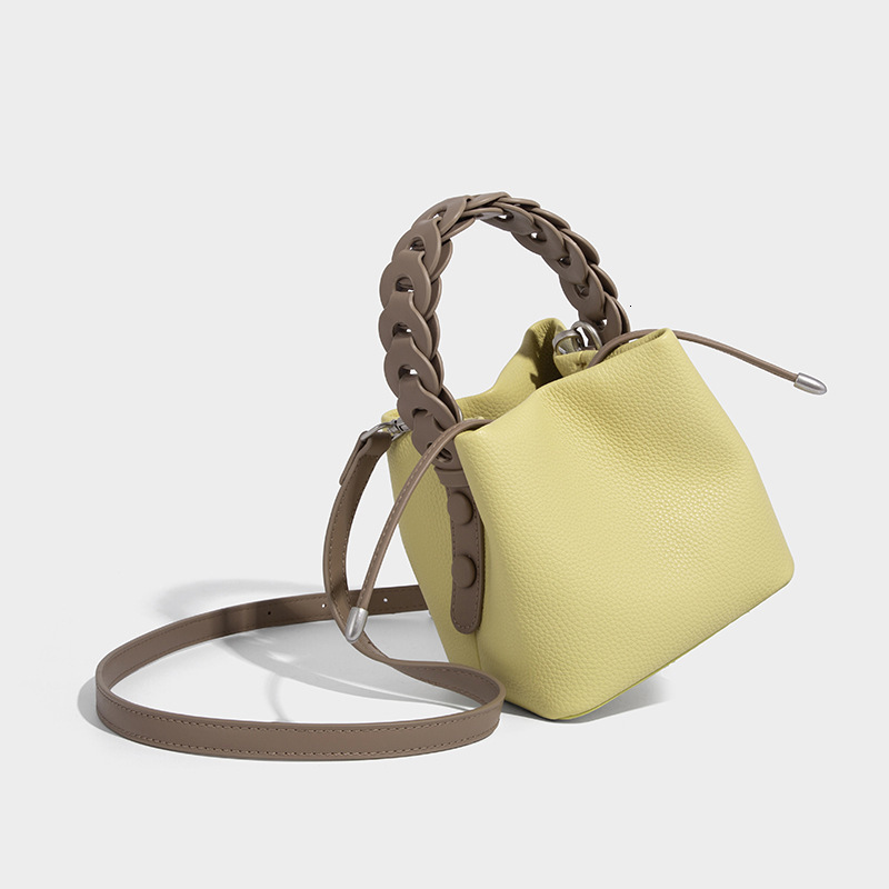 2025 new designer shoulder crossbody bag for women's niche commuting handbag