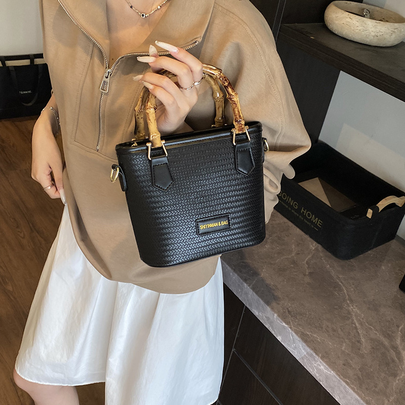 2025 New Women Designer Woven Handbag Internet Celebrity One Shoulder Crossbody Bag Outdoor Holiday Bag Wallet High End Evening Dress Bag