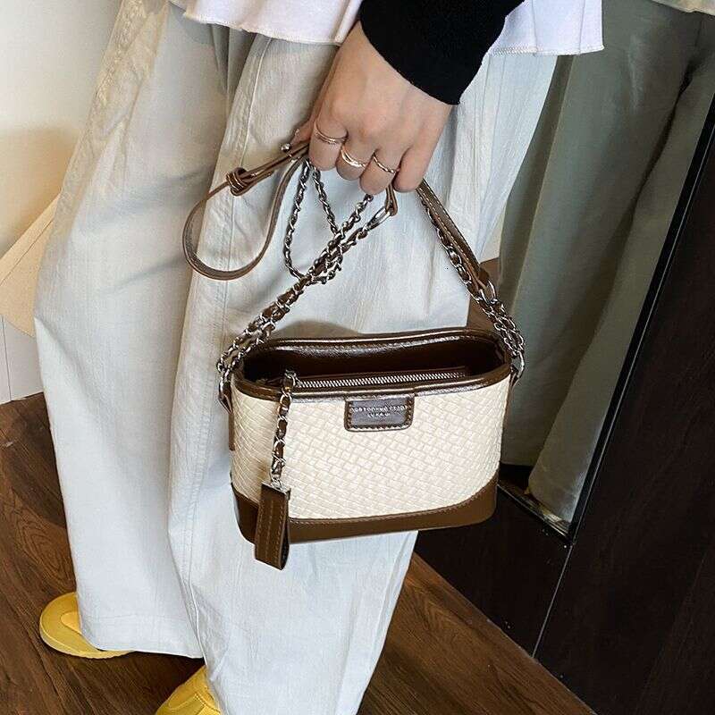 Quilted Chain 2025 For Women New Fashionable Versatile High-end Bucket Commuter Shoulder Crossbody Bag Light
