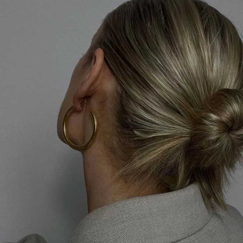 New Hollow Thick Loop Large Circle Hoop Earrings for Women Classic Gold Color Round Ring Piercing Earring Fashion Jewelry XJ250814