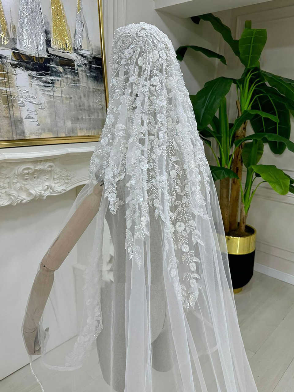 Luxurious Bridal Veils 3M Long Cathedral Veils One Layer Appliques Lace Beads With Comb Wedding Accessories