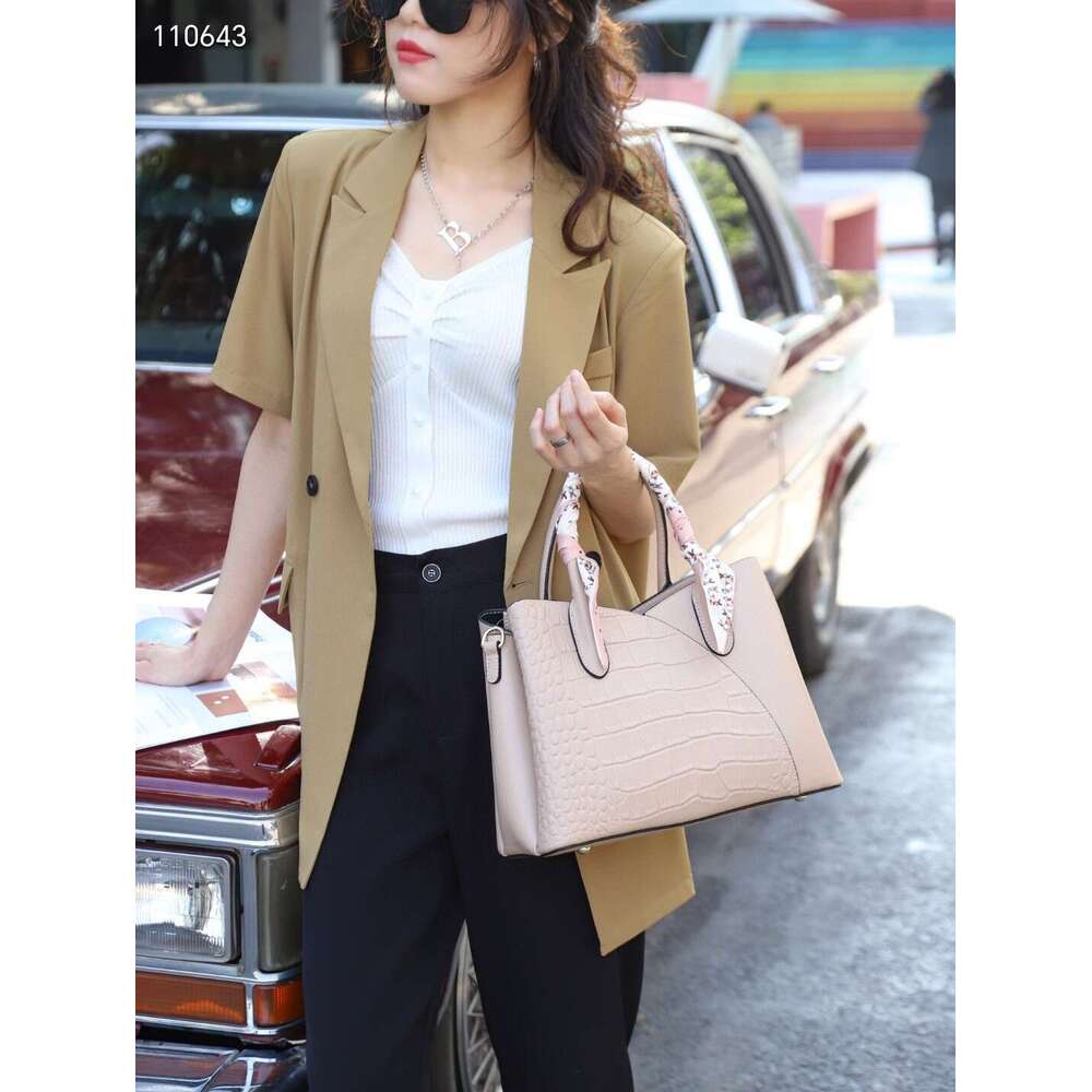 Guangzhou Crocodile Pattern 2023 New Handbag Women's Large Capacity Luxury Commuter Bag