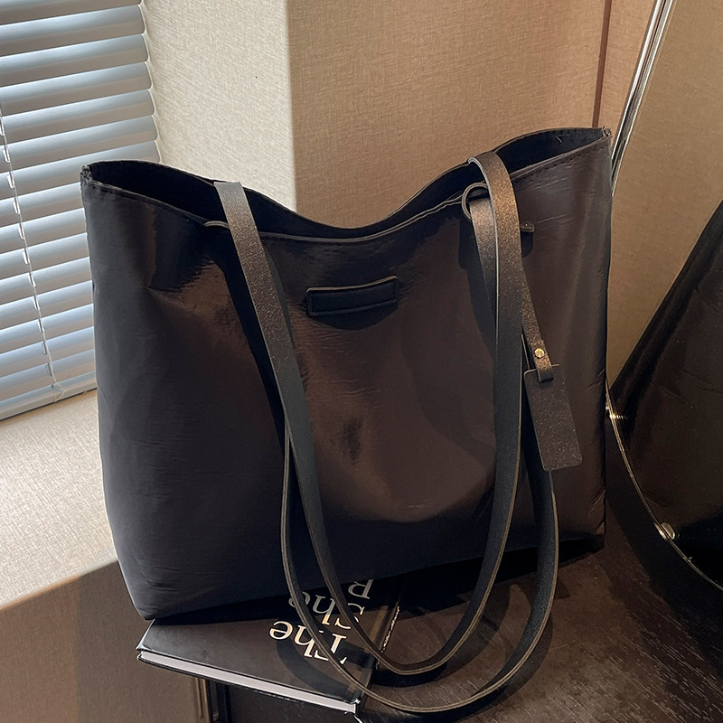 Designer Pack Foreign Trade Women's Luxury Bag Bag New Nylon Casual Bag Large Capacity Office Class Commute Tote Bag Korean Version Simple Should