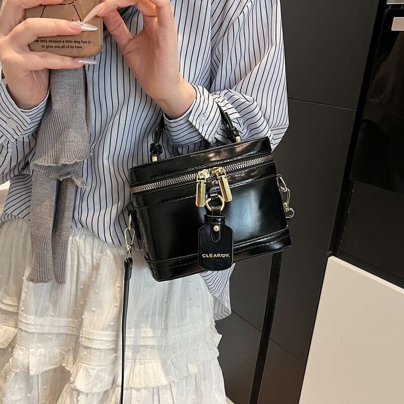 Casual Handheld Minimalist Box for Women 2025 Spring New Niche Fashion Versatile Small Square Trendy Shoulder Bag
