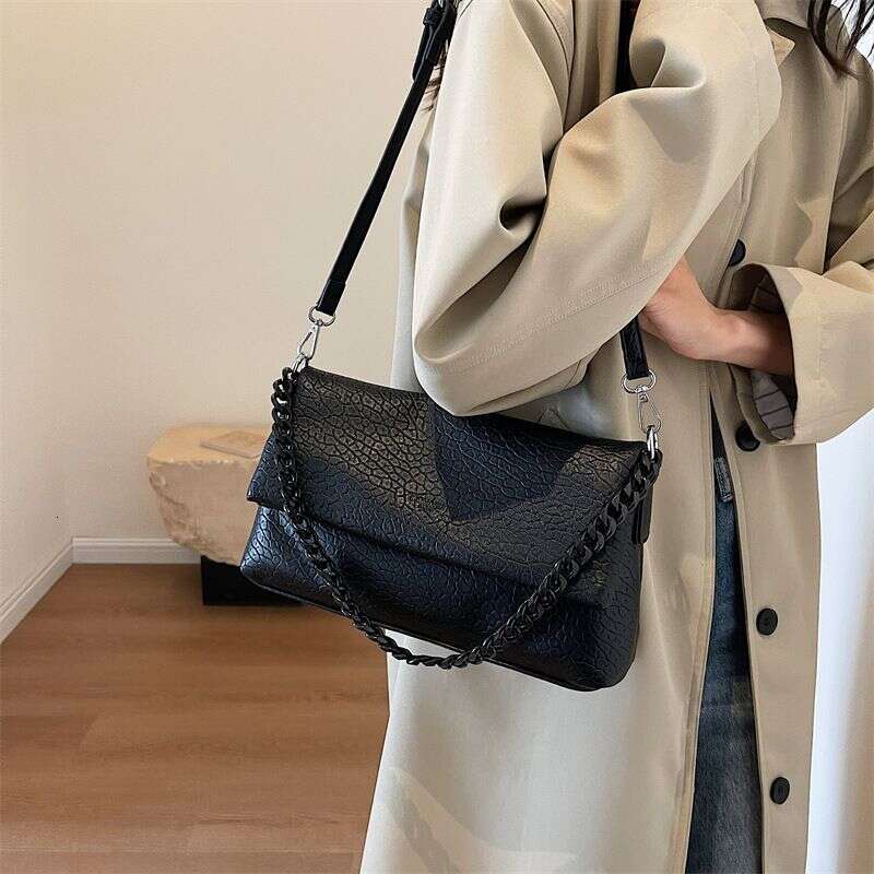 Minority Simple And High-end Chain Handbag Bag Women's New 2023 Summer fashion Messenger small square bag