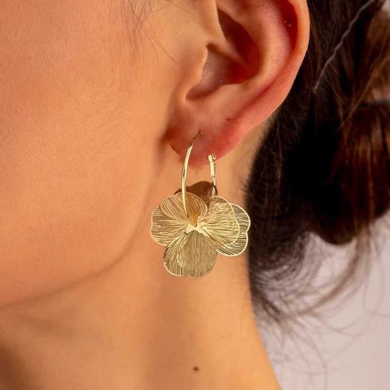 Golden Double-Layer Hollow Flower Hoop Earring for Women Vintage Earrings Ideal for Daily Wear Jewelry Accessories XJ250814
