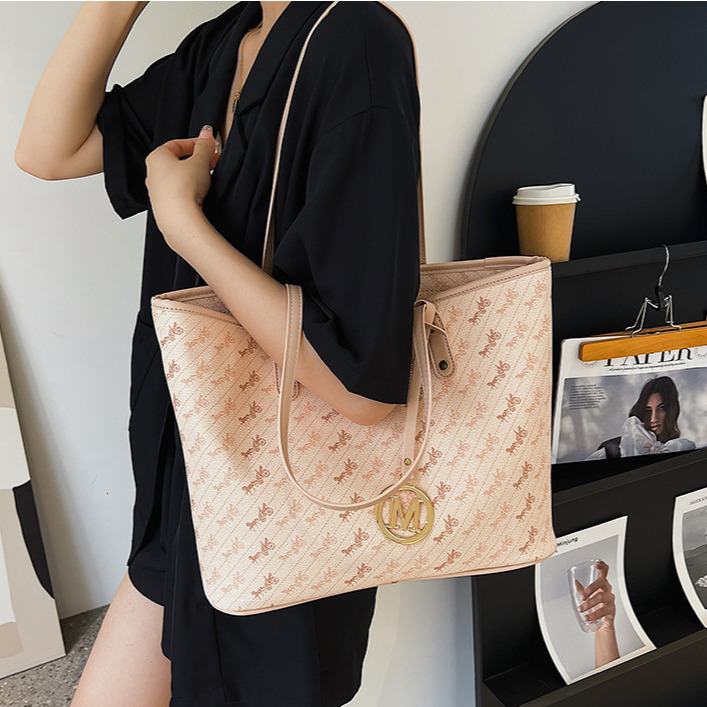 Free Shipping Designer Women's High-quality Large Capacity Handbag, New Printed Versatile Single Shoulder Crossbody Bag, Simple Commuting Shoppin