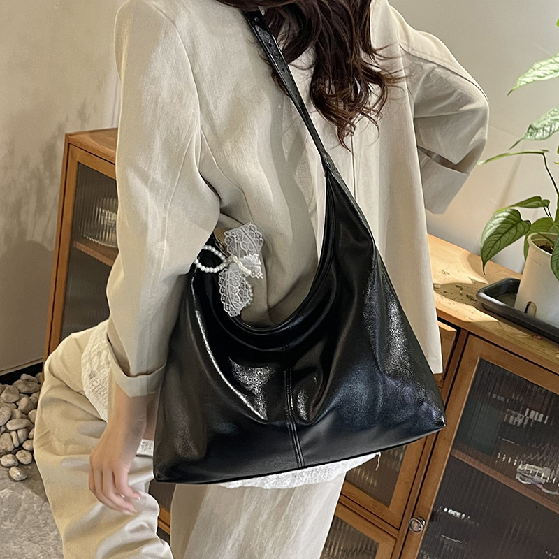 designer bag 2025 New Versatile Luxury bag Stylish Large Capacity Underarm Bag for Women Fashion Simple Niche Commuter Shoulder Crossbody Bag