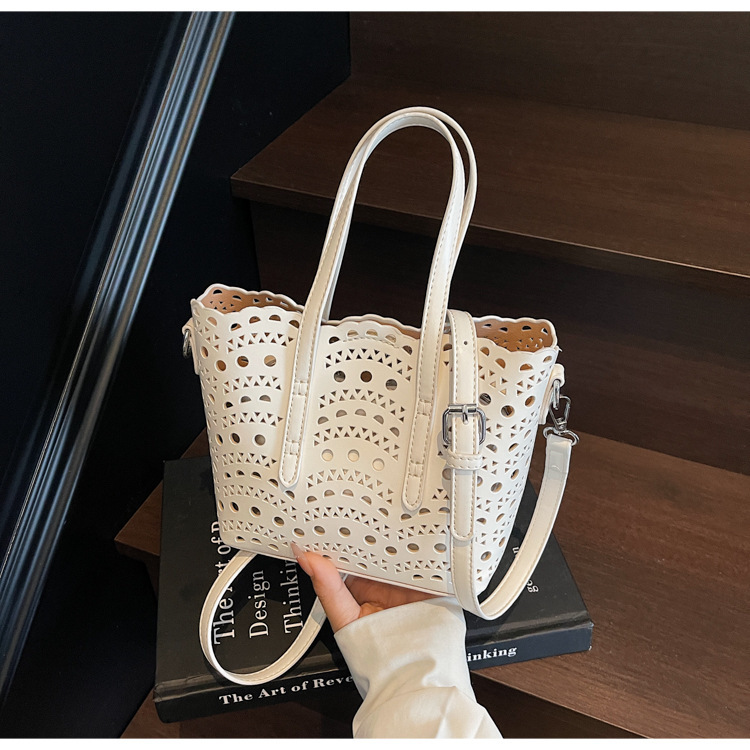 New 2025 Women's Designer Handbag, Free Shipping, High End Wave Hollow Flower Basket Bag Women's Shoulder Width Diagonal Small Bag Outdoor V