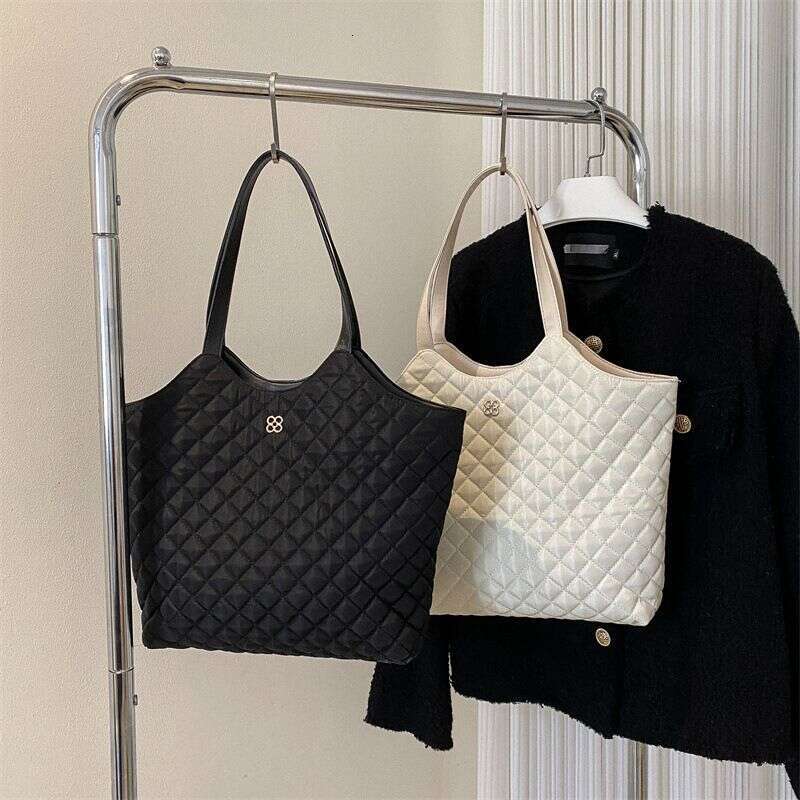 2023 New High Capacity One Shoulder Underarm Trendy and Simple Lingge Embroidery Thread Casual Handheld Women's Bag