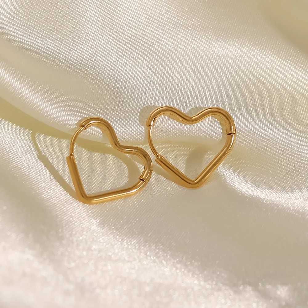 18k Gold Plated Stainless Steel Simple Heart Design Dainty Hoop Earrings Non Tarnish For Women XJ250814