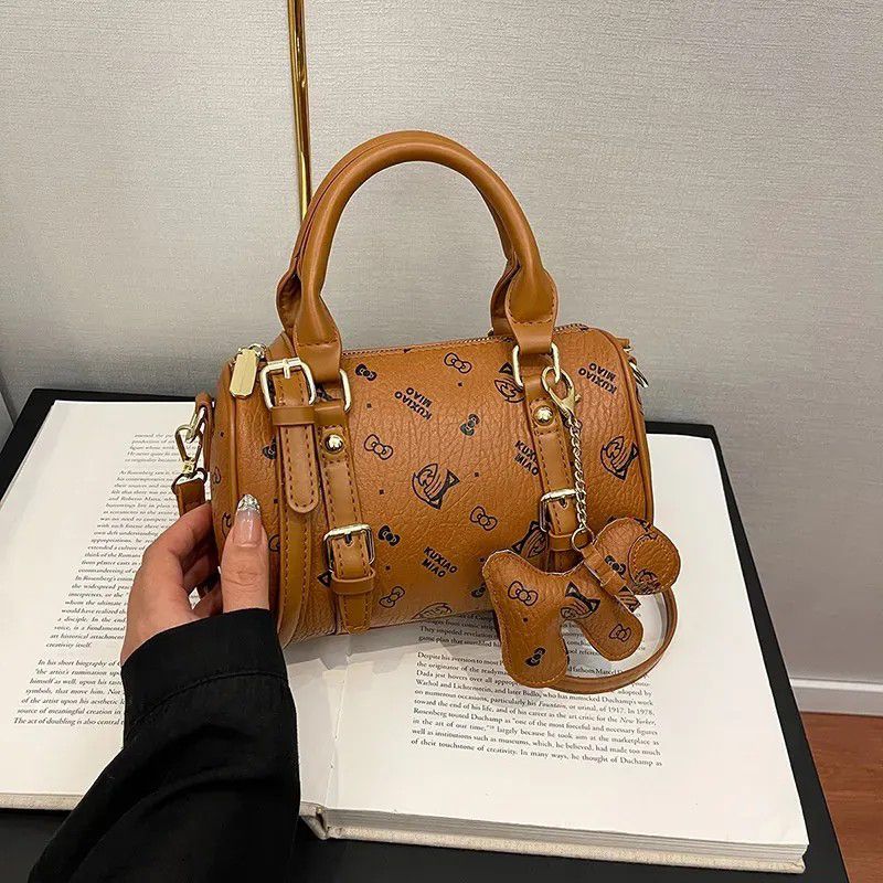 Chic Ladys Compact Fashion Accessory: Premium Full Grain Leather Mini Satchel