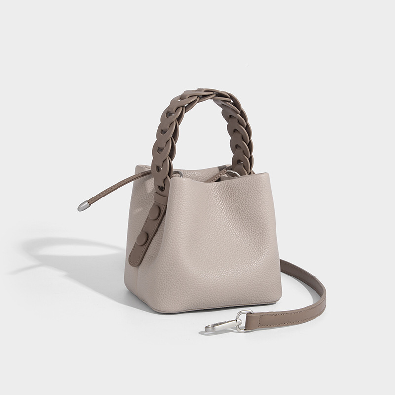 2025 new designer shoulder crossbody bag for women's niche commuting handbag