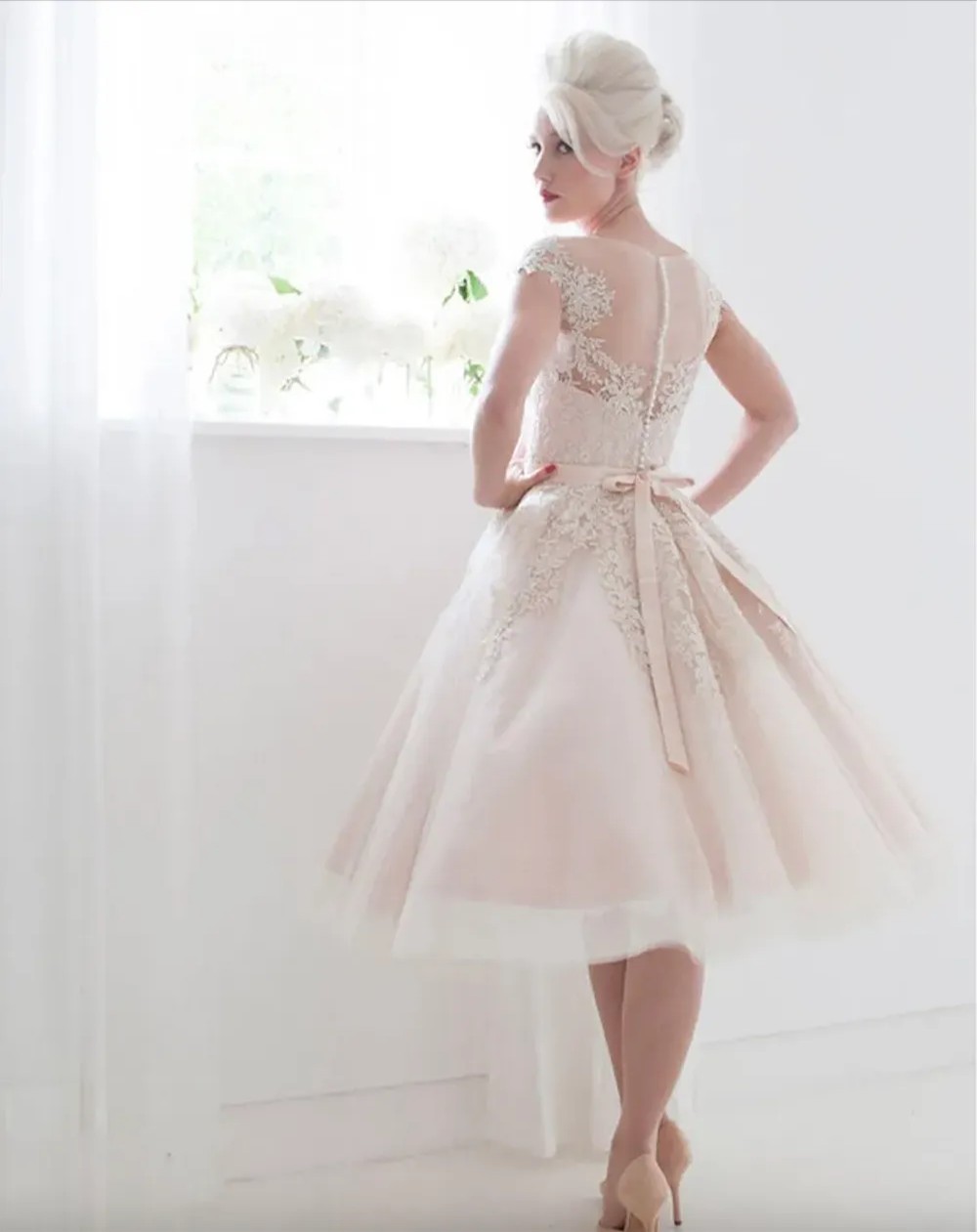 Vintage 1950's Wedding Dresses Cap Sleeves Tea Length Saudi Champagne Lace See-through Back Beach Bride Gowns