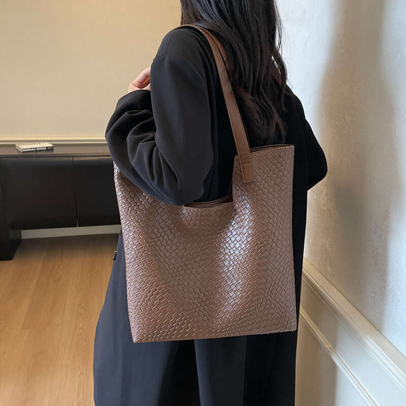 Large Capacity Bucket for Women 2025 New Underarm Casual Stylish Versatile Shoulder Commuter Tote Bag