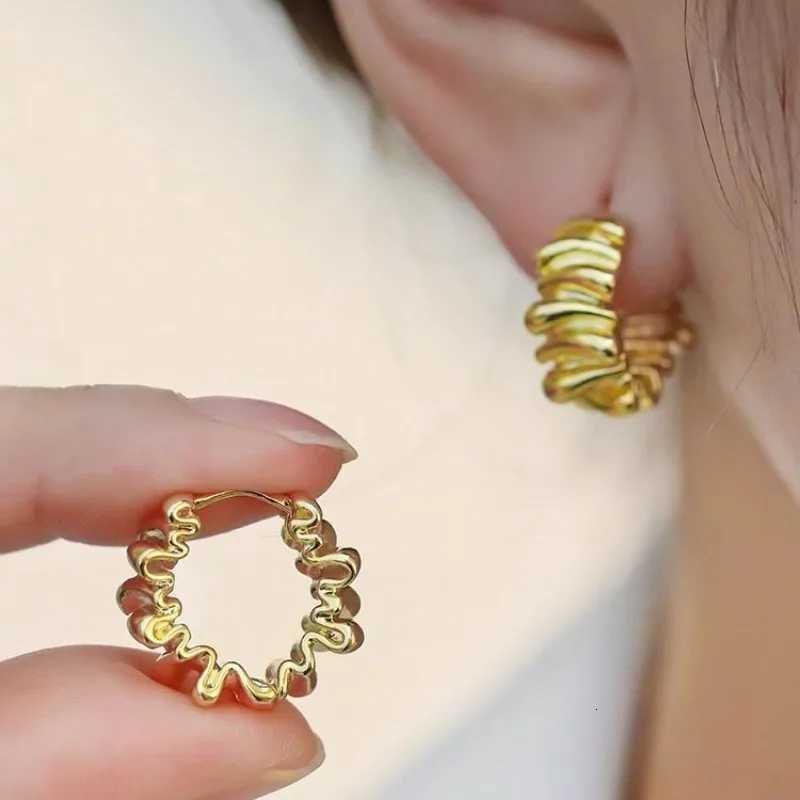 Personality Irregular Wavy Metal Hoop Earrings for Women Vintage Charm Gold Color Ear Buckle Hip Hop Jewelry Accessories Gift XJ250814