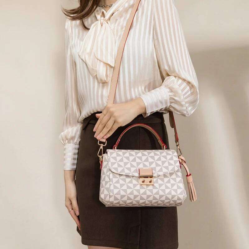 Hot Selling New Fashion Women's Trend Brand Printed Lock Shoulder High Quality Versatile Crossbody Bag Designer Handbag