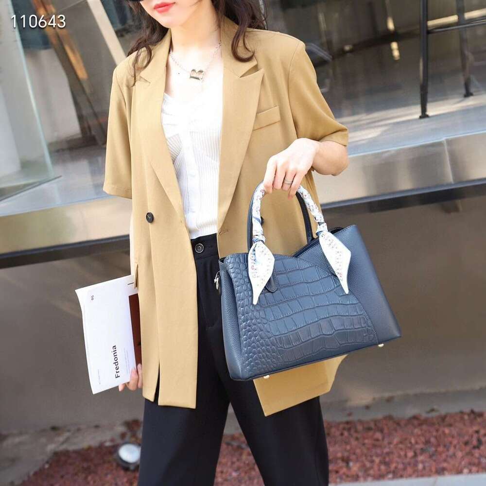 Guangzhou Crocodile Pattern 2023 New Handbag Women's Large Capacity Luxury Commuter Bag