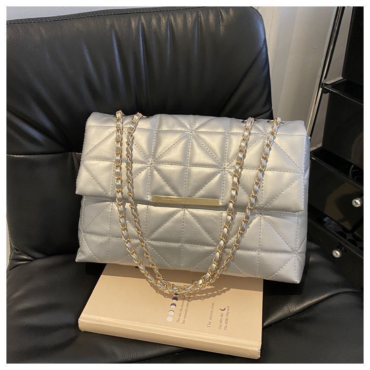 2025 new designer single shoulder crossbody bag with fashionable texture and quilted chain bag