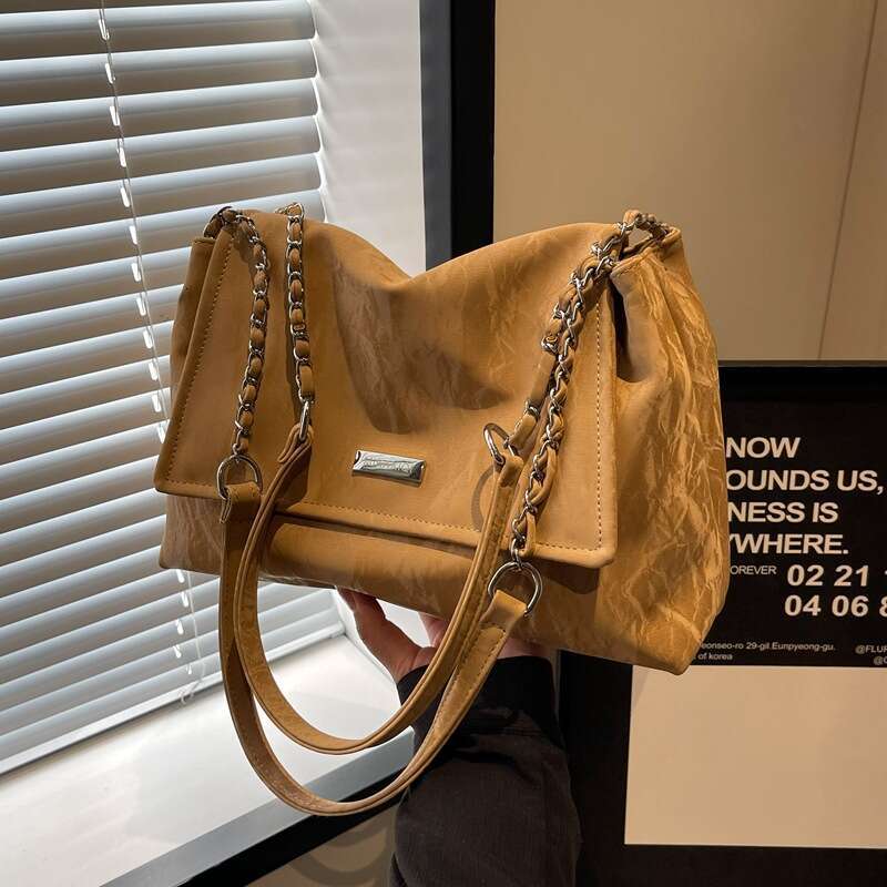 Korean version chain tote for women in 2024, new fashionable and versatile single shoulder crossbody bag, solid color
