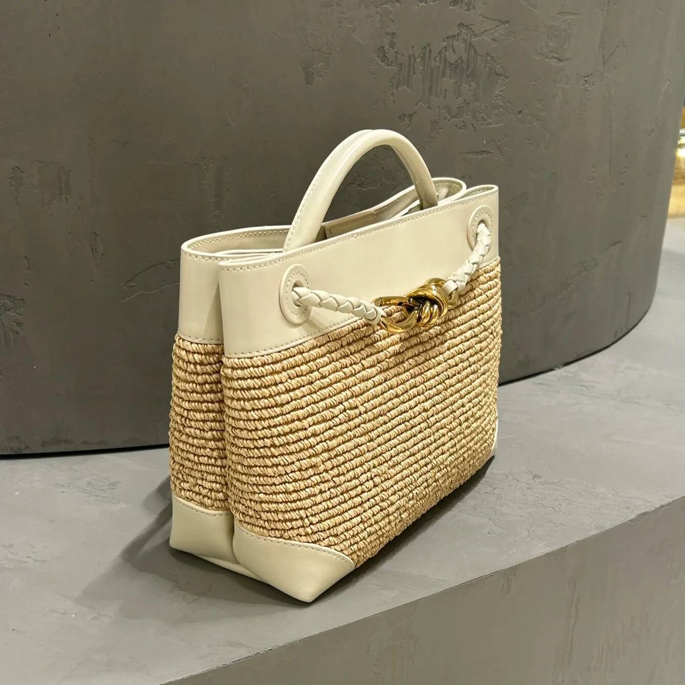 French straw woven summer new niche design splicing PU vintage one-shoulder crossbody bag fashionable ladies handbag high-quality