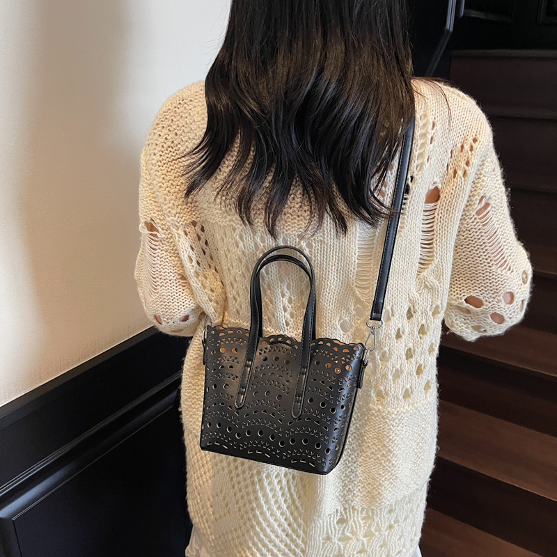 New 2025 Women's Designer Handbag, Free Shipping, High End Wave Hollow Flower Basket Bag Women's Shoulder Width Diagonal Small Bag Outdoor V