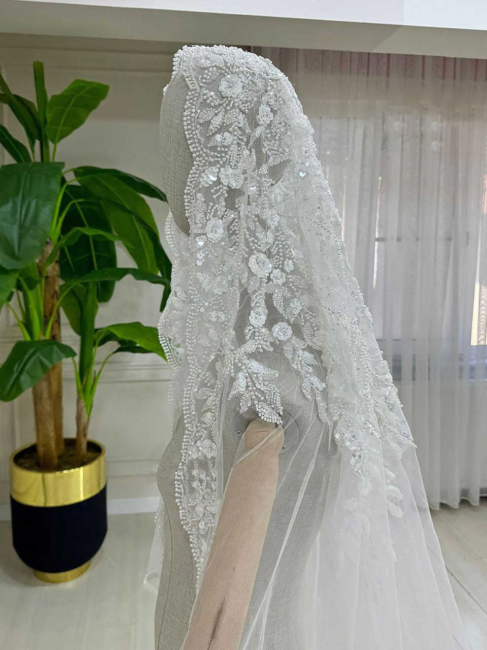 Luxurious Bridal Veils 3M Long Cathedral Veils One Layer Appliques Lace Beads With Comb Wedding Accessories
