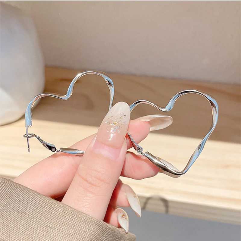 Minimalist Big Heart Hoop Earring for Women Unique Gold Color Wave Loop Ear Statement Party Jewelry Christmas Gift XJ250814