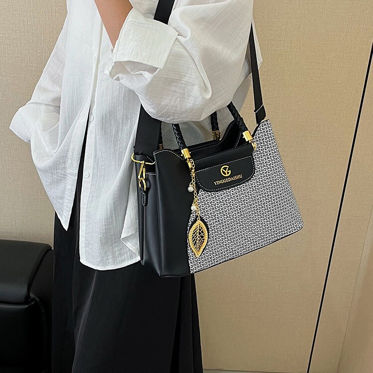 Luxury Brand Designer Bag Source Fashion Woven Handheld Shoulder Large Capacity Factory Handheld Crossbody Women's Bag 2025 New Model