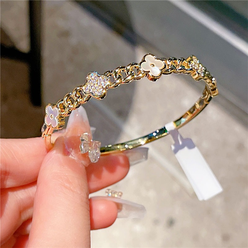 Chic Floral Motif Accessory: Elegant Zirconium Charm for Sophisticated Elegance