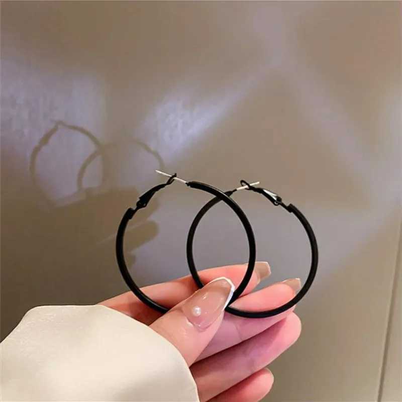 Women Black Hoop Earrings Geometric Circular Circles Jewelry for Ladies Vintage Round Earrings Baking Varnish Ear Decorations XJ250814