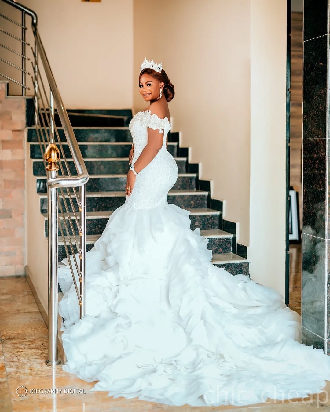 2025 Aso Ebi Plus Size Ivory Mermaid Wedding Dress Sequined Crystals Beaded Organza Tiers Sparkly Bridal Gowns Dresses ZJ0618